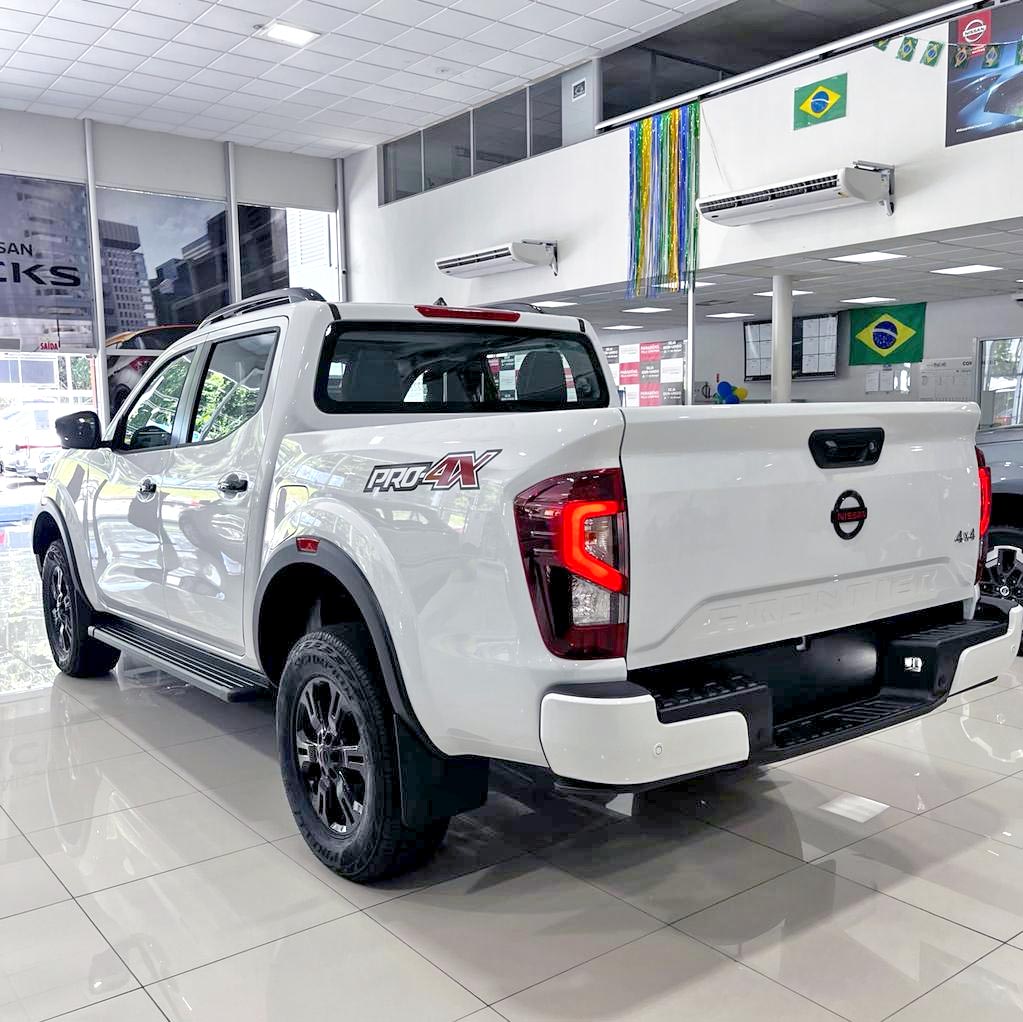 Nissan Frontier PRO-4X AT 4x4